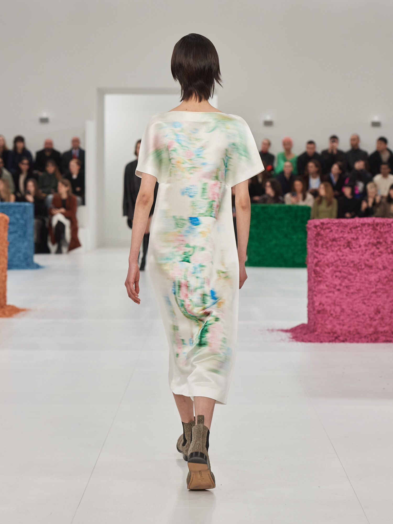 祝開店！大放出セール開催中 Runway · Fall-Winter 2023 women's collection · Loewe トップス